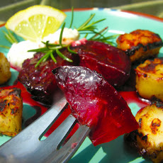 Sweet and sour grilled plums with grilled cheese: kebabs or a la carte