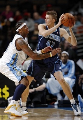 [Oct 15 2008 [Dan G AP Photo] AK looks to set up the offense[3].jpg]