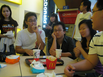 We were all just bumming the time away while we waited for the movie to start. <a href='http://hweiming.blogspot.com' rel='external ' title=''>Hwei Ming</a> has taken on such a keen interest to what Sheon is saying in contrast to Shortness.. bwhahahahaha. <a href='http://xiuching.blogspot.com/' rel='external ' title=''>Amy</a> why did you move!! :P See that bob at the back (ah now we have some inclination that we are McDs) that's me :).