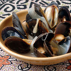 Steamed Mussels with Lemon, Onion, and Wine (Mijillones al Limón)