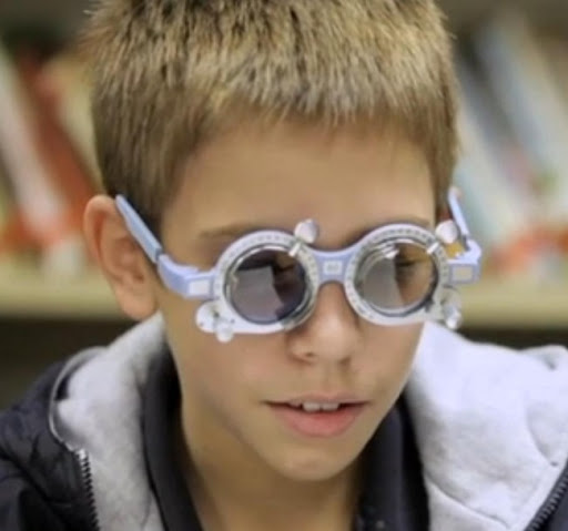 Niño disléxico con gafas