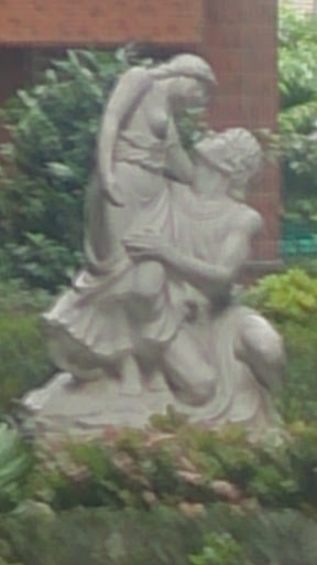 中庭雕像