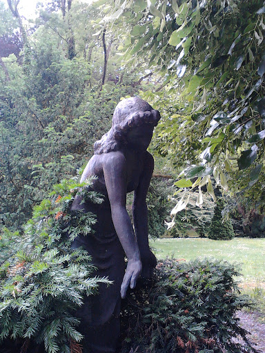 Frauenstatue im Friedhof Wabern