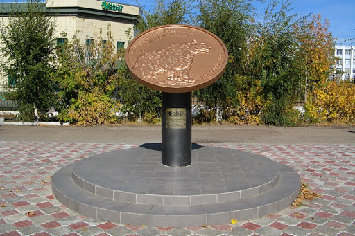 Памятник Монете
