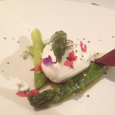 Burrata, asperges et lames de truffe