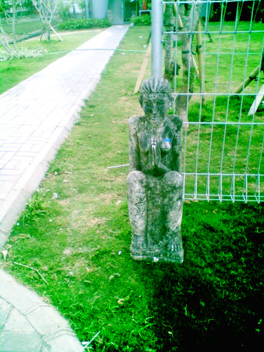 Cewek Tapa Statue