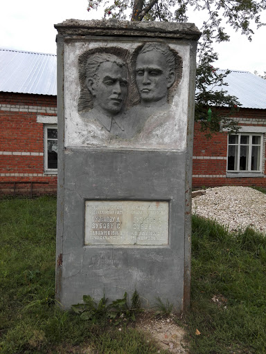 Памятник Гузанову и Зубову