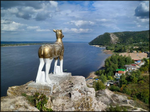 Безрогий олень на утёсе Скальный (Сталина)