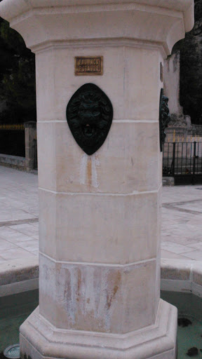Fontaine De La Place De L'église