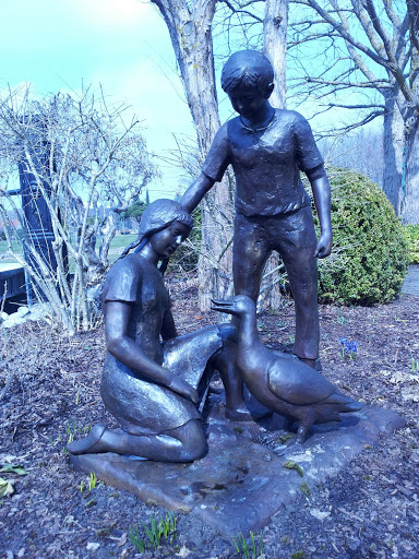 Children with Duck Statue