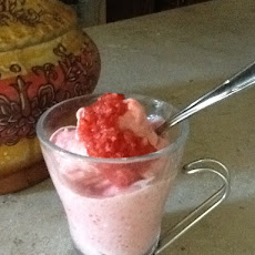 Strawberry frozen yogurt in one minute flat