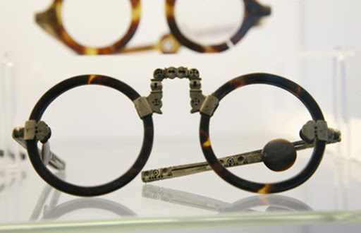 El invento de las patillas en las gafas
