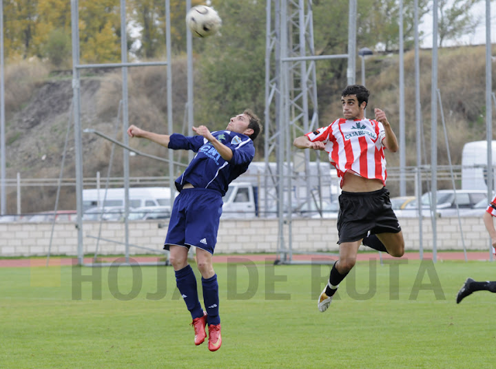 Foto Miguel Rodríguez Gómez Guille salta para cabecear un balón