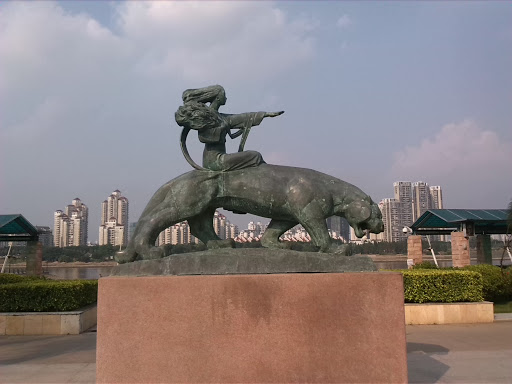 雕塑-骑豹女人