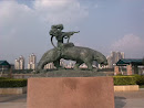 雕塑-骑豹女人