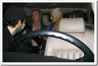  Christina Aguilera borracha y cansada a la salida de un club