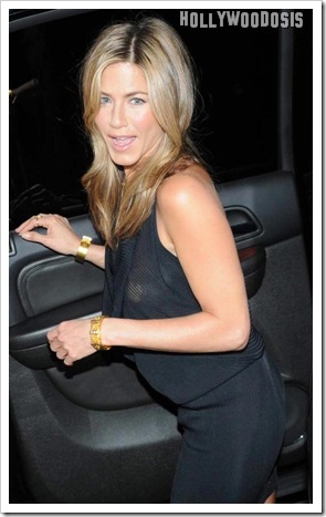  Jennifer Aniston tambien sufre descuidos al bajar del coche