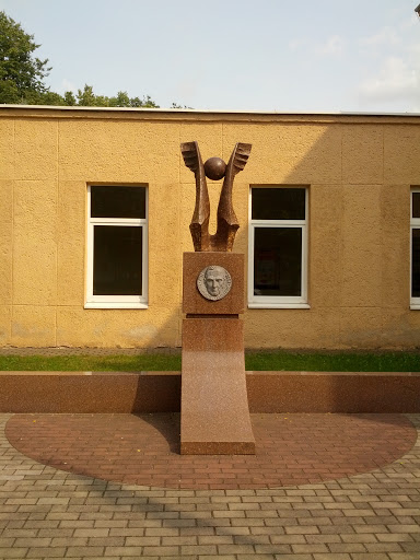 Raimundas Sargunas Statue