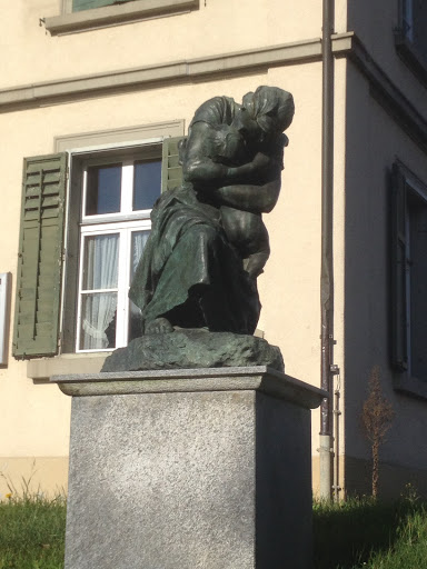 Skulptur mit Mutter und Kind