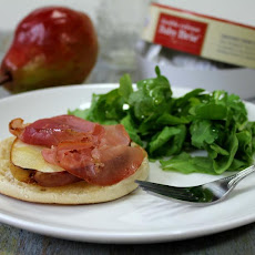 Broiled Pear and Prosciutto Toasts