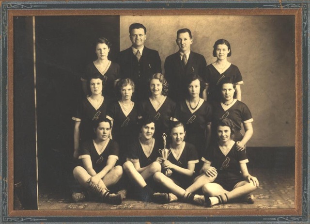 [Charlsie Basketball Team 1933 focus on Ivon[4].jpg]