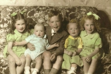 [Morris family 1944[4].jpg]