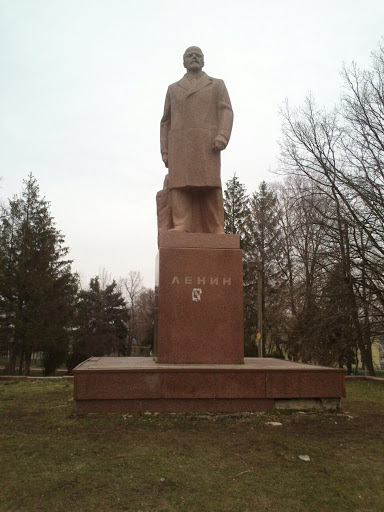 Памятник В. Ленину