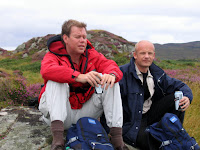 Janne och Peter p� en klippa n�ra Lagavulin