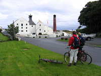 Peter och Janne framf�r Lagavulin distillery