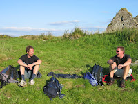 Jonas och Peter har skoj under en paus p� en � i Loch Finlaggan
