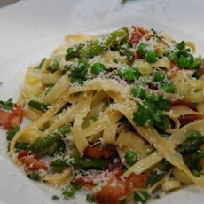 Linguine With Asparagus, Parmesan, and Bacon