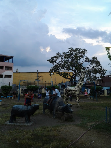 Gapan Plaza Zoo Statue