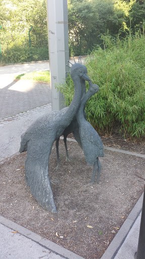 statue of cranes