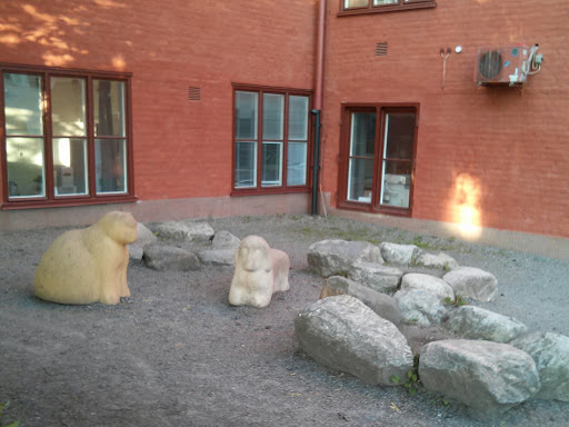 Djurskulpturer bland stenblock