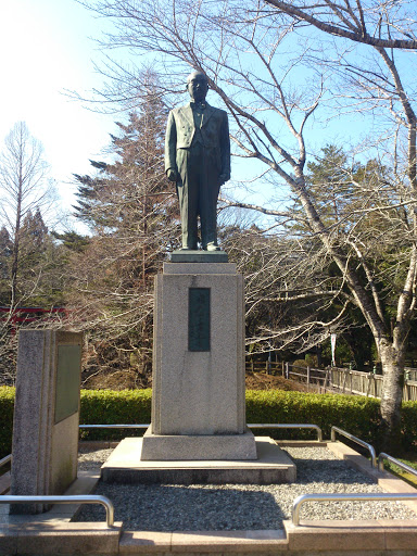 瀬戸山三男先生 銅像