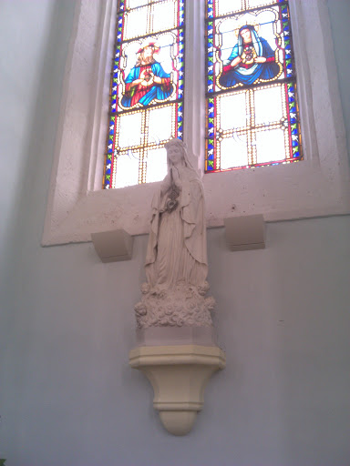 Statue de la vierge au médaillon