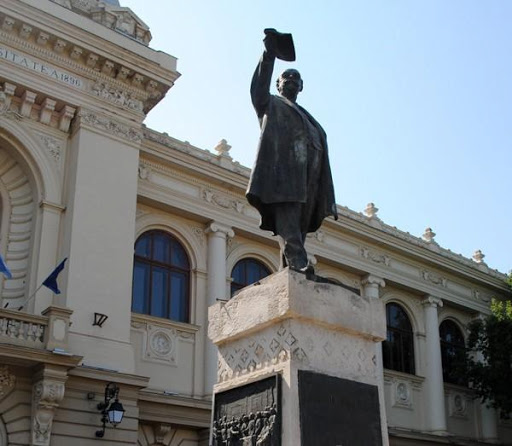 Statuie Mihail Kogălniceanu