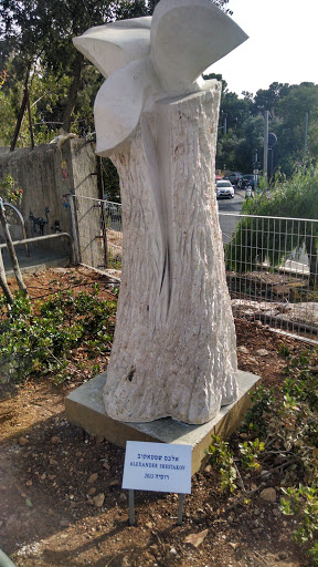 Tahana HaRishona Statue