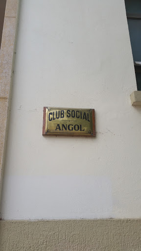 Placa Club Social, Angol
