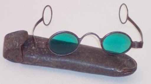 Las patillas de las gafas y su origen