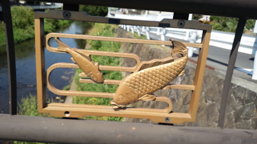 栄橋の鯉のレリーフ