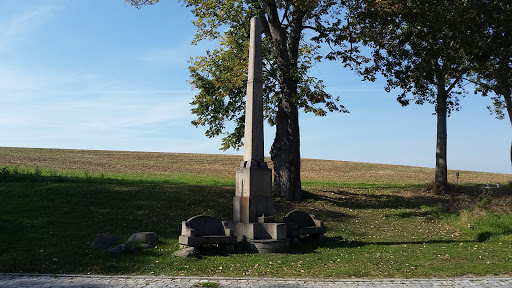 Obelisk mit Bänken