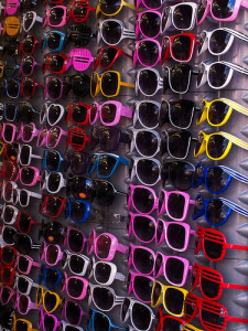 Sai perché gli occhiali da sole economici fanno male alla vista? | Blickers