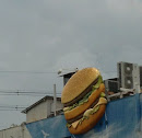 巨大なハンバーガー