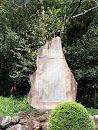 岡田公園石碑