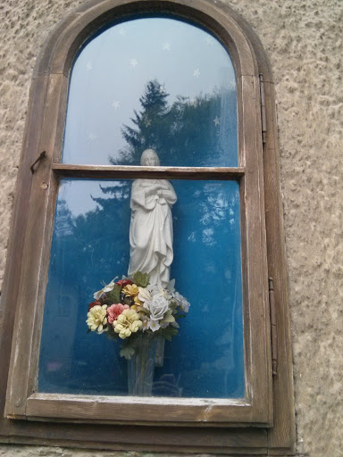 Marienstatue im Fenster