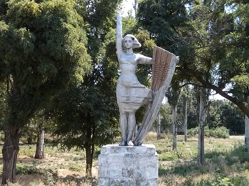 Памятник Колхознице