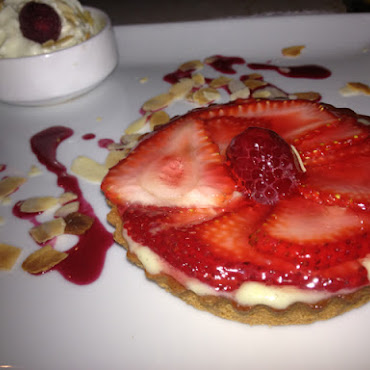 Tartelette à la fraise avec sa boule de glace 