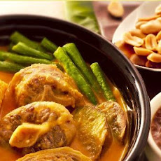 KARI-KARE (Meat and Vegetable Stew in Peanut Sauce)