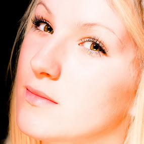 Becky Headshot 2 by Stefen Dicks - Portrait & People Women ( blonde, headshot, girl, women, portrait )